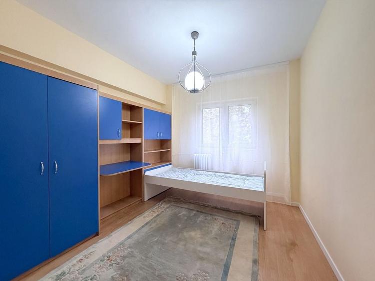 Apartament cu 4 camere semidecomandat, mobilat în Tei
