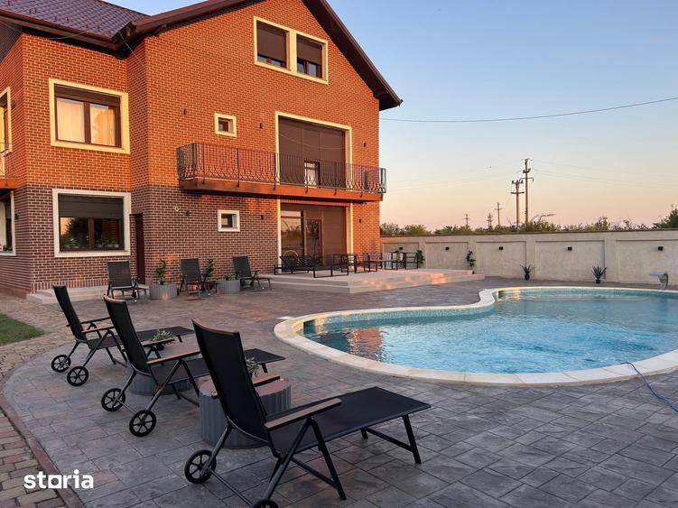 Casă cu 10 camere cu Teren 2000 Mp în Central