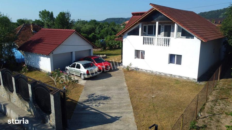 Casă cu 4 camere în Bujoreni