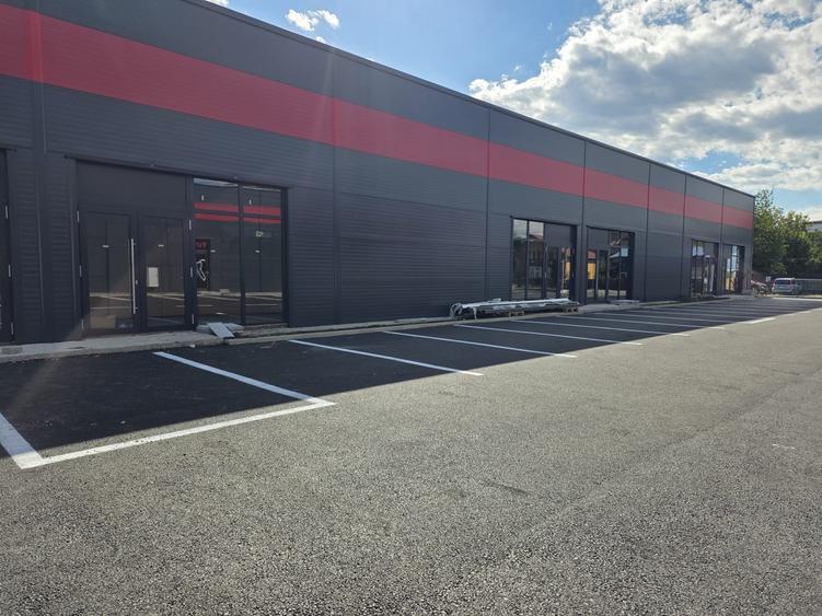 Spațiu comercial, de 2,000 mp, în Exterior Sud