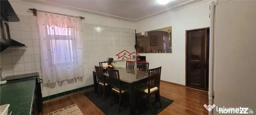 Casă cu 9 camere cu Canalizare în Traian