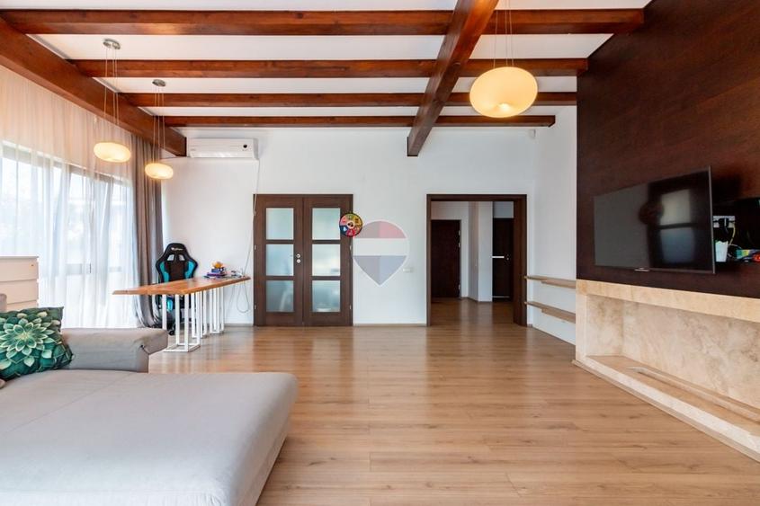 Casă individuală cu 5 camere cu Teren 591 Mp în Est