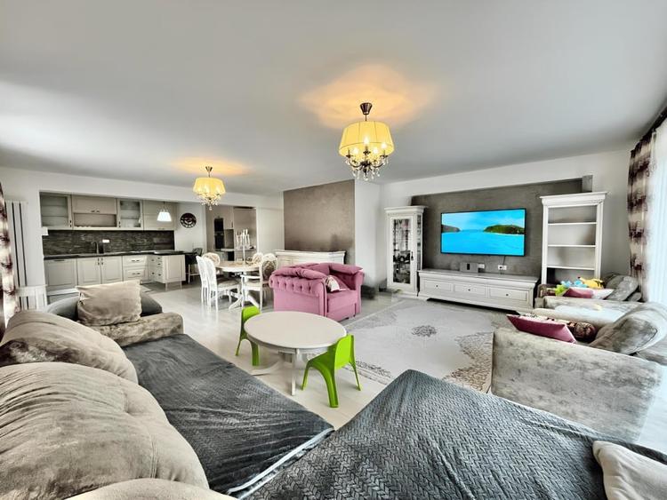 Penthouse cu 4 camere decomandat, mobilat în Noua