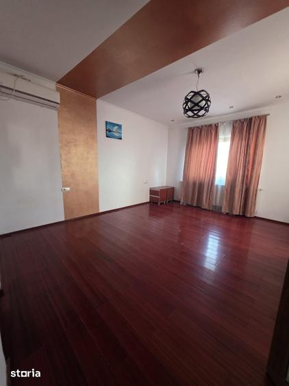 Casă cu 8 camere cu Teren 350 Mp în Dobroești