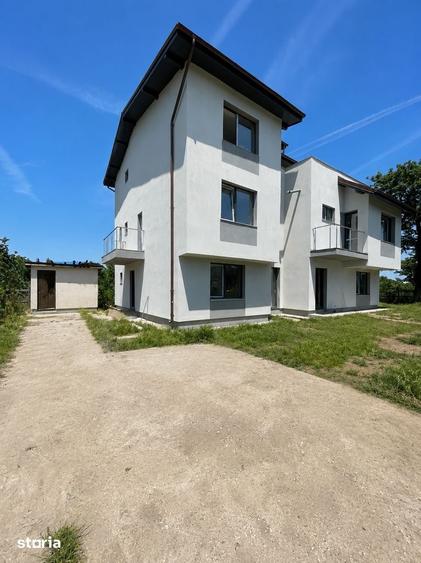 Casă cu 9 camere cu Teren 660 Mp în Domnești