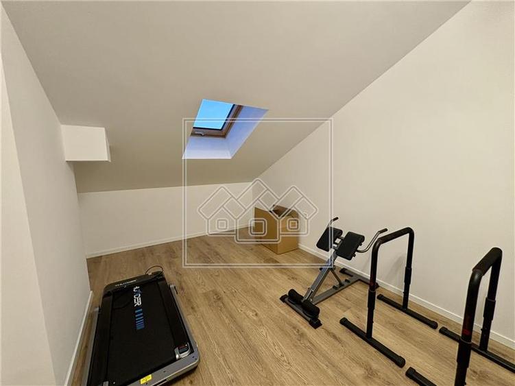 Penthouse cu 5 camere decomandat în Exterior Vest