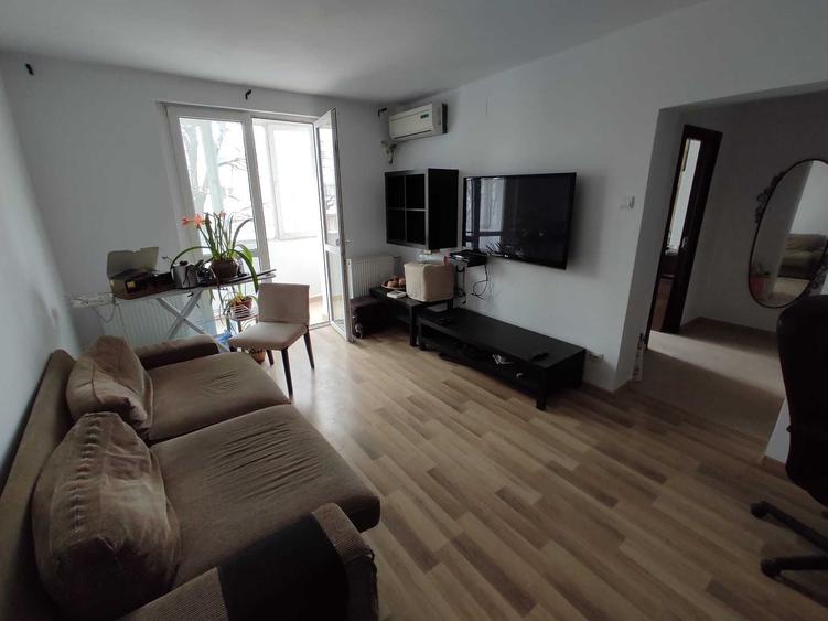 Apartament cu 2 camere semidecomandat în Costin Georgian