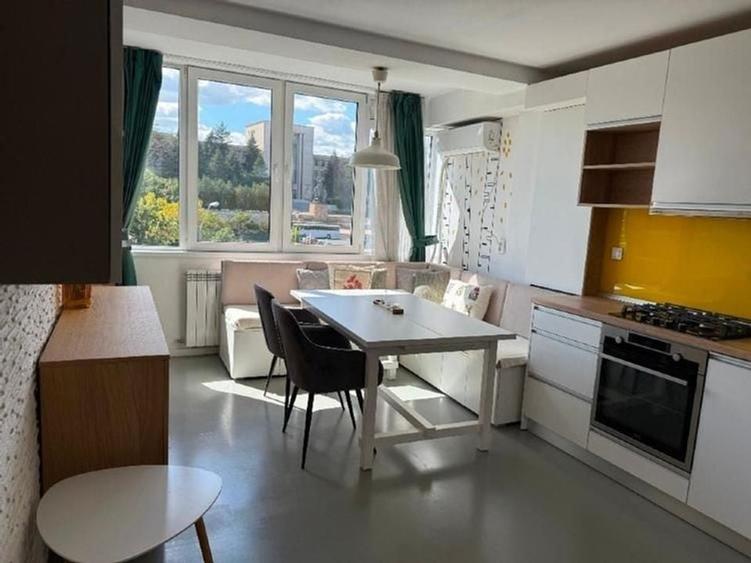 Apartament cu 3 camere semidecomandat în Cotroceni