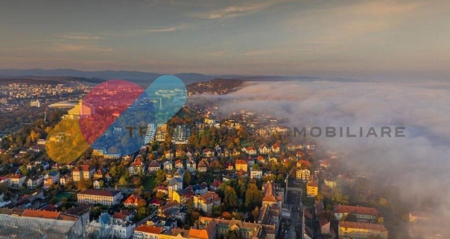 Casă individuală cu 7 camere cu Teren 1700 Mp în Central