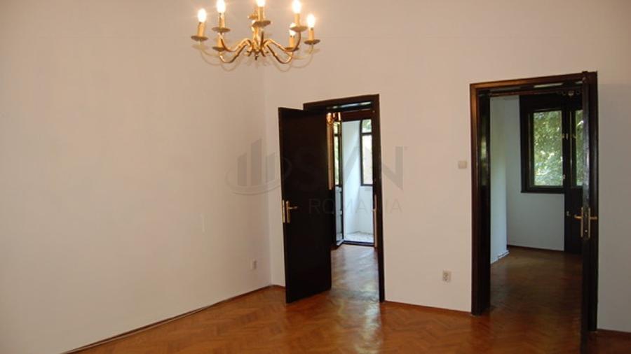 Apartament cu 4 camere decomandat în Primăverii