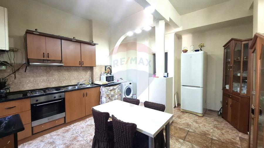 Apartament cu 4 camere semidecomandat în P-ța Victoriei