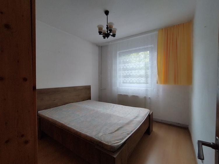 Apartament cu 3 camere semidecomandat în Tractorul