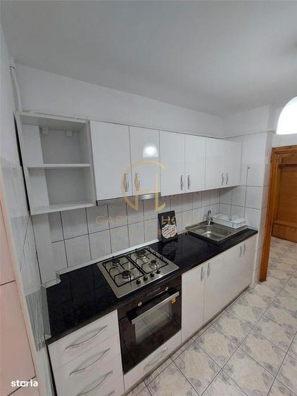 Apartament cu 3 camere decomandat, mobilat în Nicolina