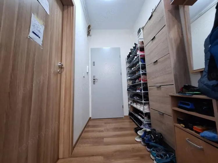 Apartament cu 3 camere decomandat în Girocului