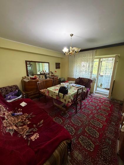 Apartament cu 3 camere decomandat în Văcăresti