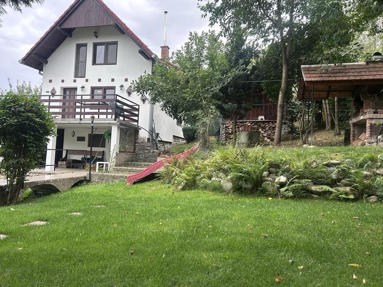 Casă cu 3 camere decomandat în Central