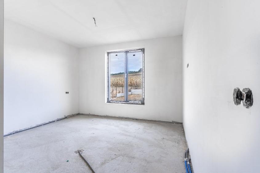 Casă cu 5 camere cu Teren 510 Mp în Corușu