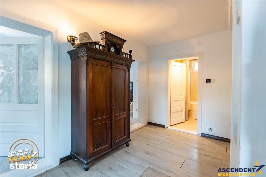 Casă cu 7 camere cu Teren 2822 Mp în Central