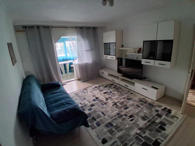Apartament cu 3 camere decomandat în Exterior Vest