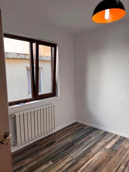 Casă cu 4 camere cu Teren 180 Mp în Moșilor