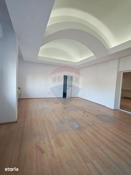 Spațiu comercial, de 2,100 mp, în Valea Rosie