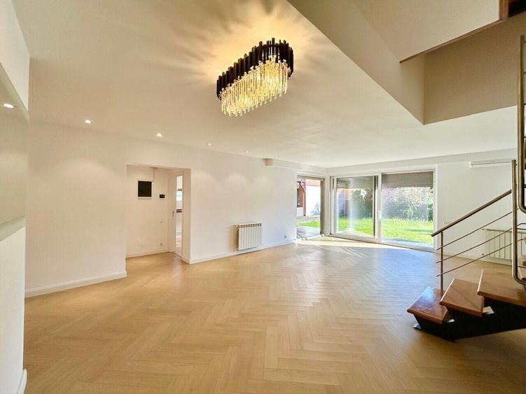 Duplex cu 6 camere cu Piscina în Iancu Nicolae