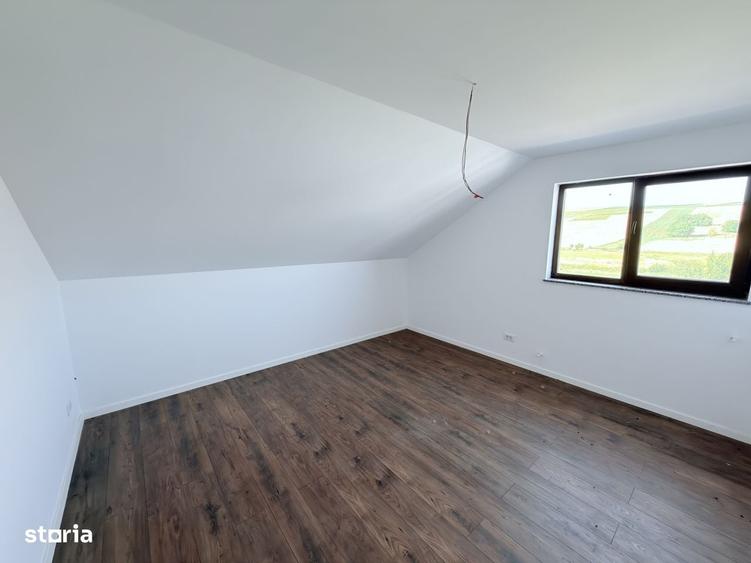 Casă cu 4 camere cu Teren 1300 Mp în Stăuceni
