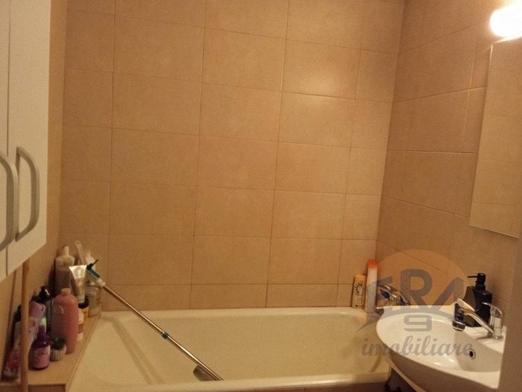 Apartament cu 2 camere decomandat în Valenta