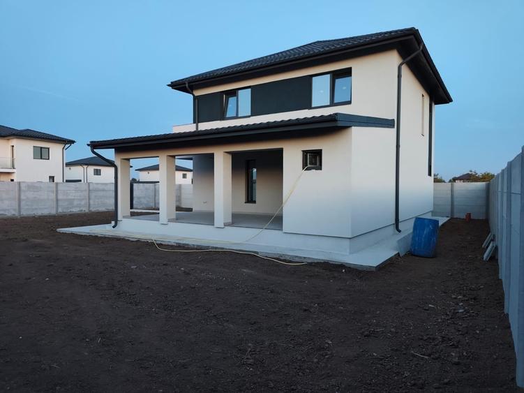 Casă individuală cu 4 camere cu Teren 484 Mp în Bâcu