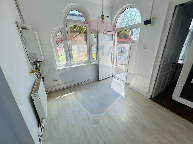 Casă individuală cu 3 camere cu Teren 160 Mp în Central