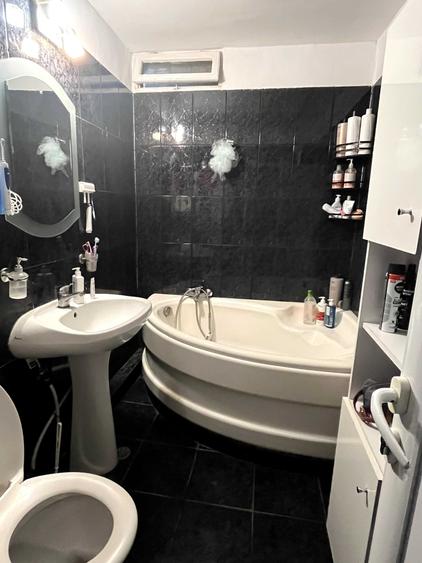 Apartament cu 3 camere decomandat în Micro 12