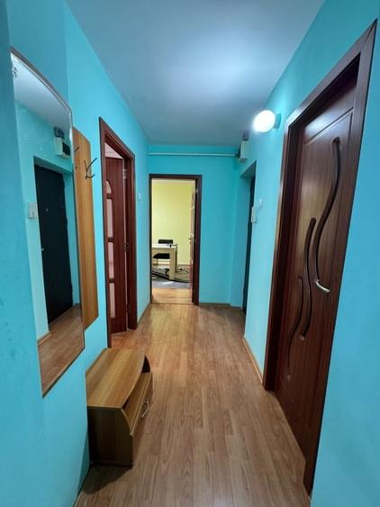 Apartament cu 3 camere semidecomandat, mobilat în Săsar
