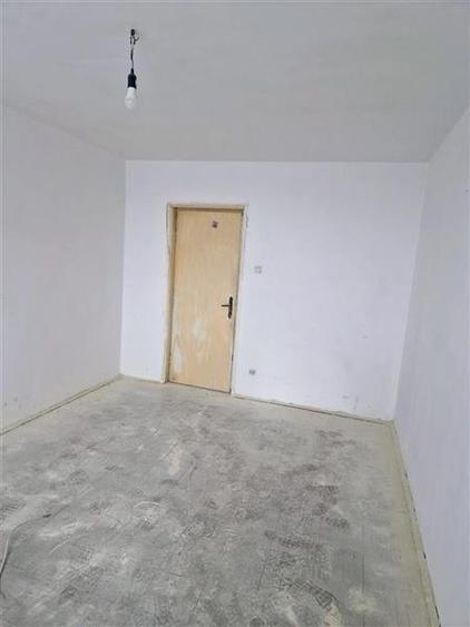 Apartament cu 3 camere semidecomandat în Giurgiului