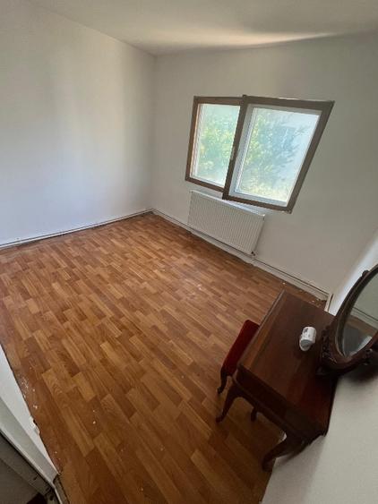 Apartament cu 4 camere decomandat în CET