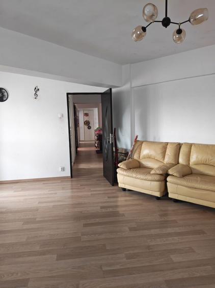 Apartament cu 3 camere decomandat în Universitate