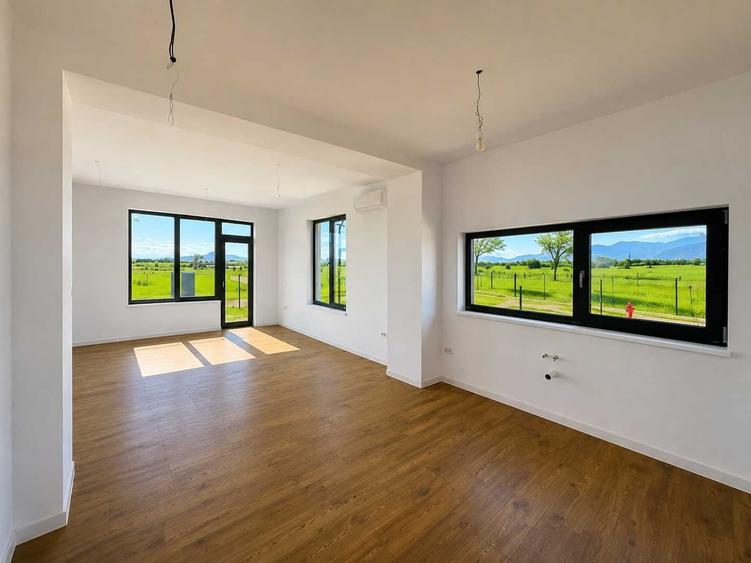 Casă cu 4 camere cu Teren 300 Mp în Stupini