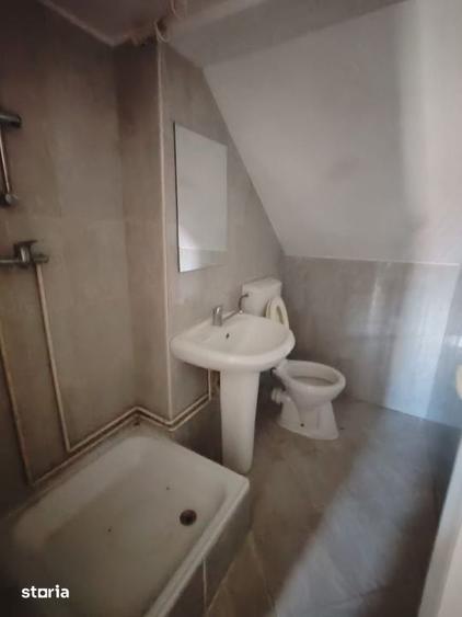 Casă cu 10 camere cu Teren 700 Mp în Valea Roșie