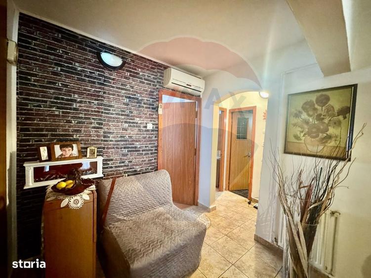 Apartament cu 4 camere decomandat în Craiovița Nouă