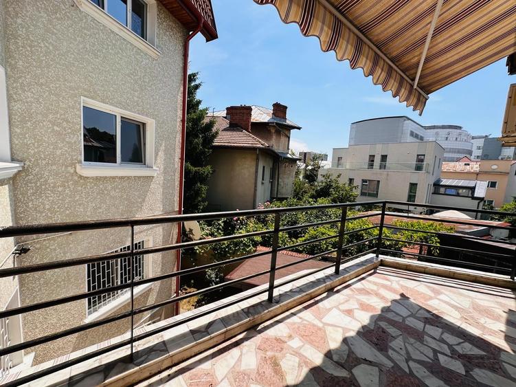 Casă individuală cu 9 camere cu Garaj în Vatra Luminoasă