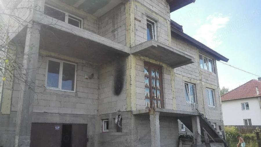 Casă cu 9 camere cu Teren 500 Mp în Vulcan