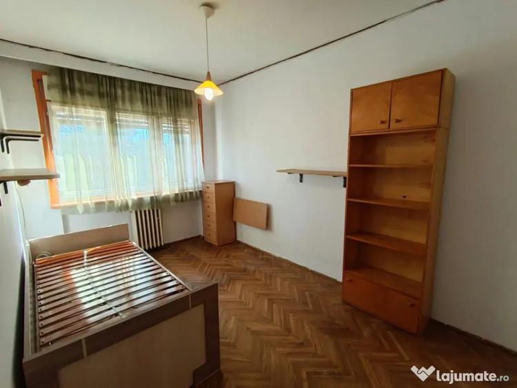 Apartament cu 3 camere decomandat în Săsar