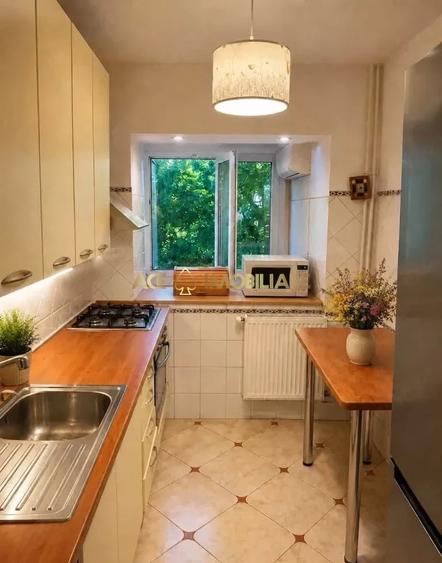 Apartament cu 3 camere decomandat, mobilat în Apusului