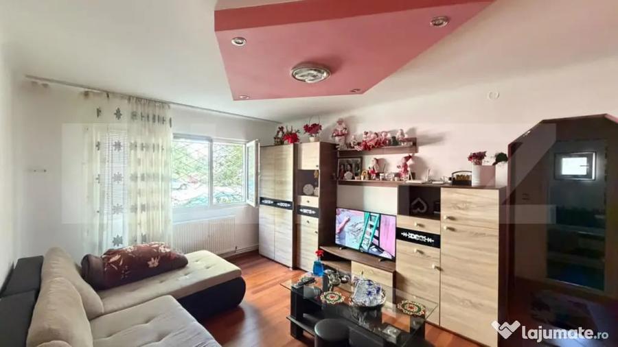 Apartament cu 3 camere semidecomandat în Central