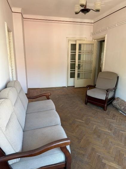 Apartament cu 3 camere decomandat, mobilat în Capitol