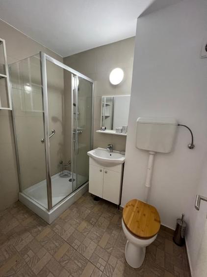 Apartament cu 3 camere semidecomandat, mobilat în Gara de Nord