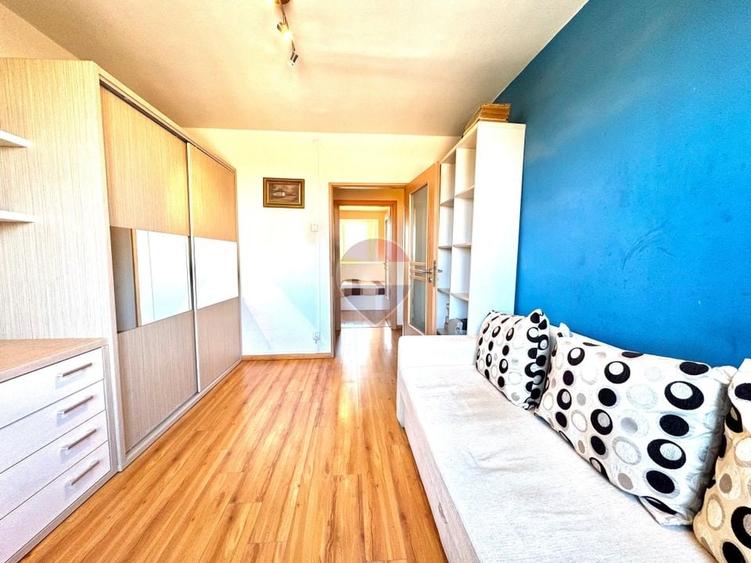 Apartament cu 3 camere semidecomandat, mobilat în Central