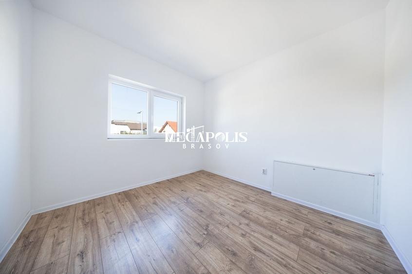 Duplex cu 4 camere cu Canalizare în Sânpetru
