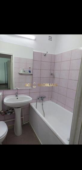 Apartament cu 3 camere decomandat, mobilat în Păcii