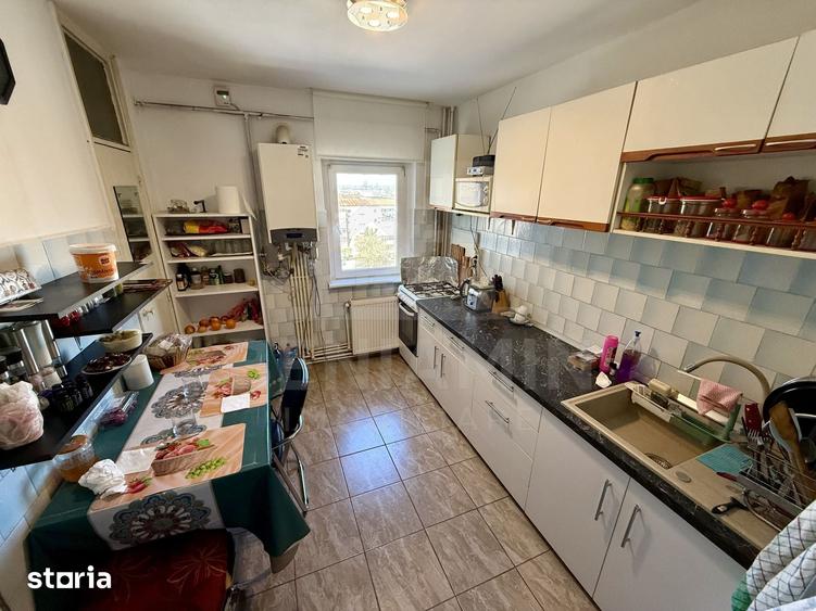 Apartament cu 4 camere decomandat în Craiovița Nouă