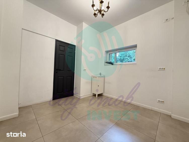 Casă cu 10 camere cu Teren 215 Mp în Tei